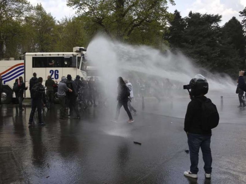 Përplasje mes policëve dhe protestueseve në Belgjikë rreth kufizimeve të COVID-19
