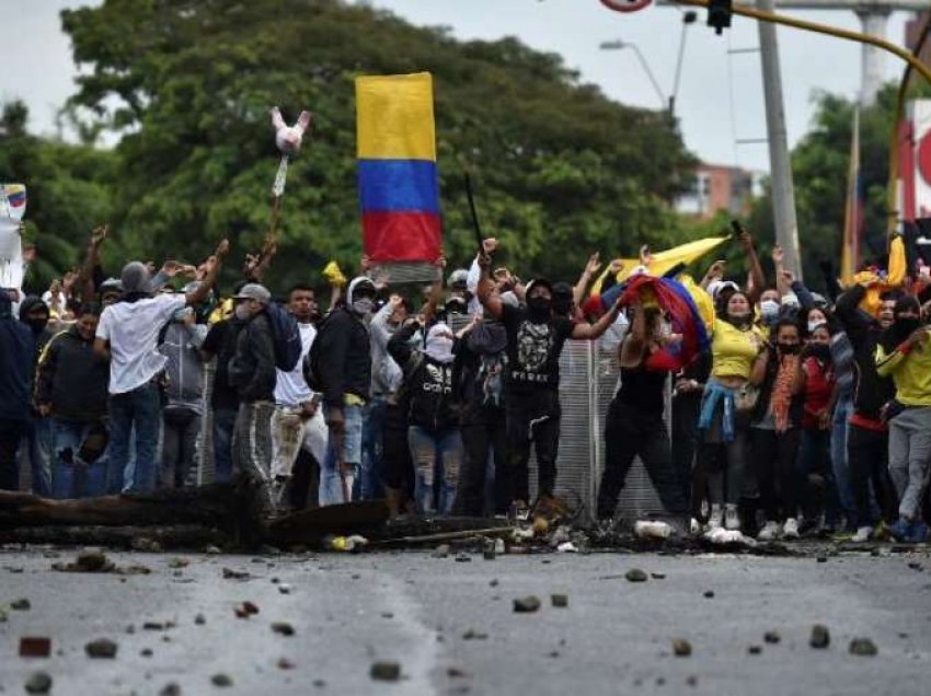 Gjashtë të vdekur, përfshirë një polic, në protestat anti-qeveritare në Kolumbi
