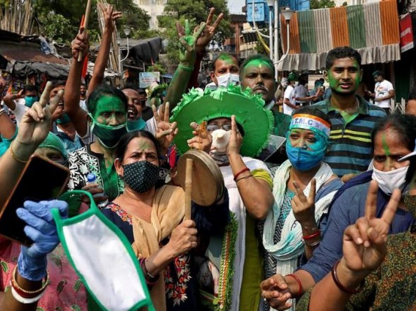 Indianët festojnë rezultatet e zgjedhjeve në rrugë ndërsa vendi është në momentin më të rëndë, si pasojë e COVID-19