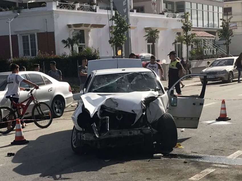 Përplasen dy makina në Mamurras, dy shoferët transportohen me urgjencë në spitalin e traumës
