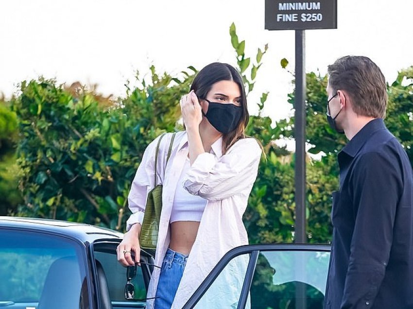 Kendall Jenner ekspozon belin e hollë derisa del për drekë në Malibu