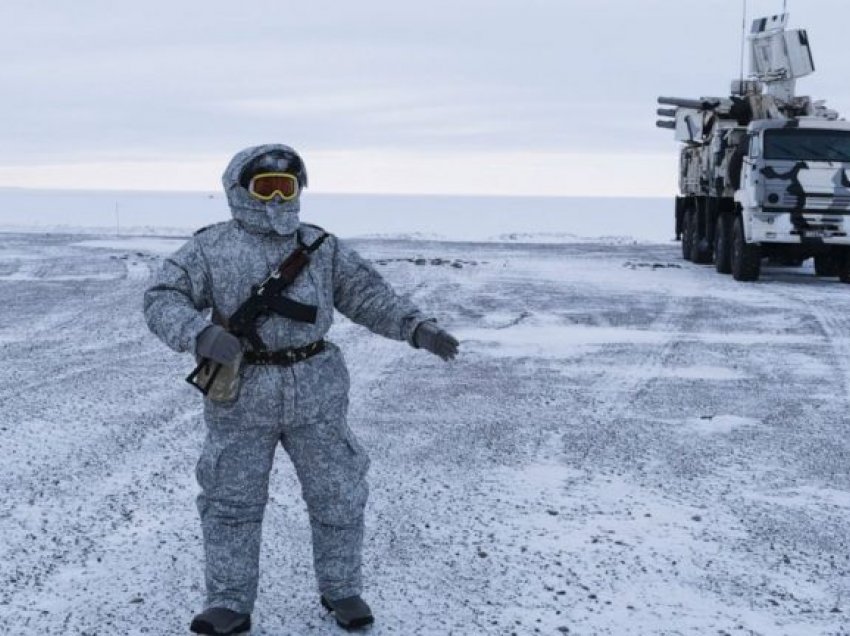 Grumbullimi i paprecedent i trupave ruse në Arktik, ekspertët: Po i ndihmon moti!