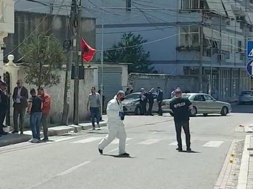 Policia jep detaje për vrasjen në Elbasan: Ja si burri qëlloi bashkëshorten me armë zjarri dhe plagosi dy të tjerë