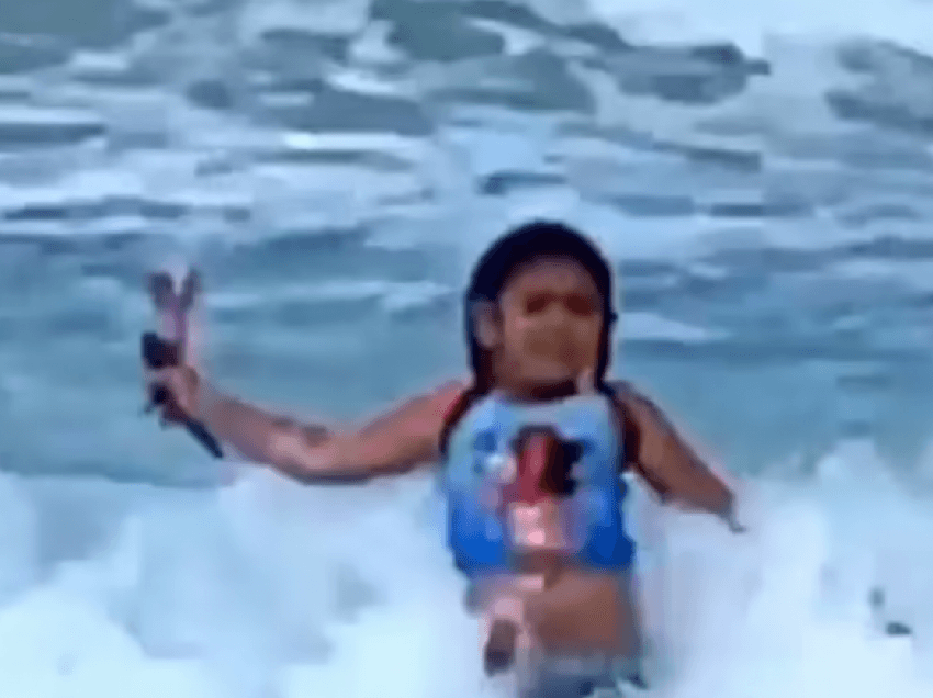 Tmerrohet vajza, tmerrohet e ëma – ndërsa peshkaqeni po “sillej vërdallë” vogëlushes, në një plazh në Havai