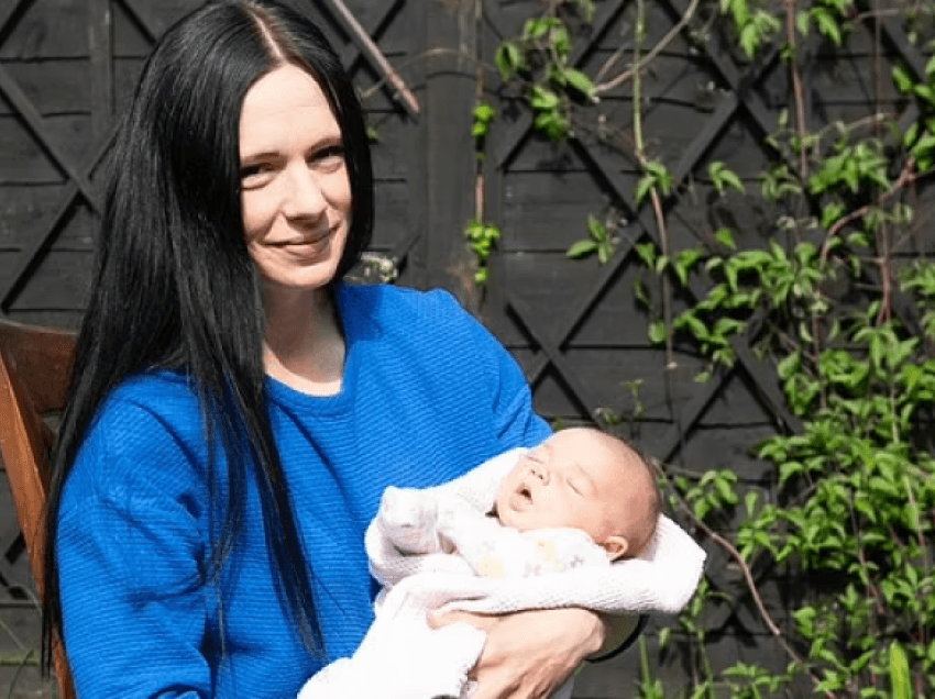 Një grua në Angli lindi foshnjën e saj në vetëm 27 sekonda