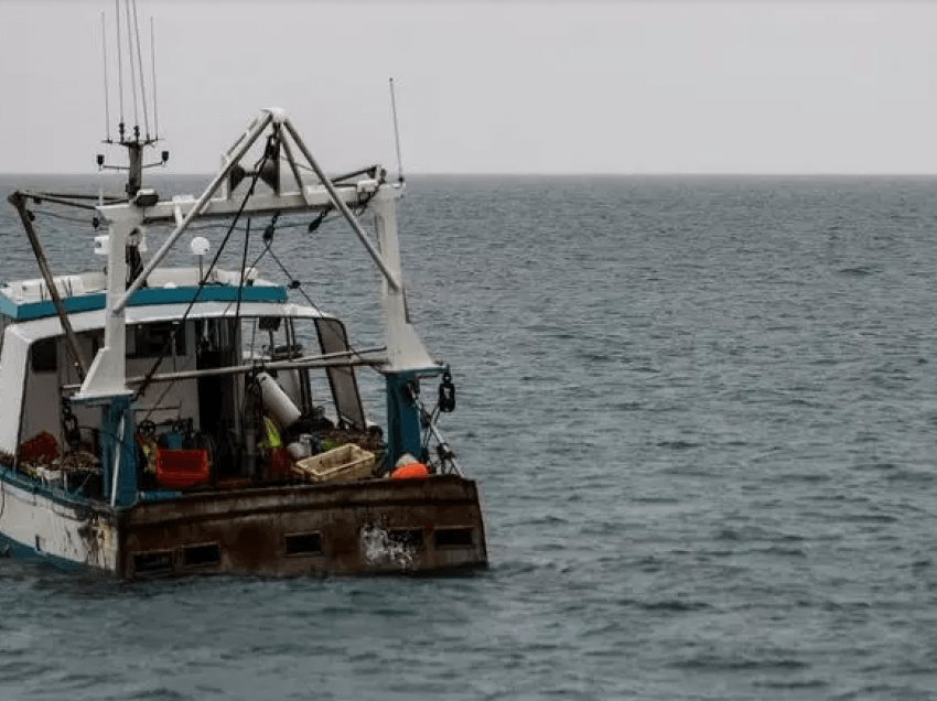 Britania dhe Franca dërgojnë anije në Jeresy, derisa rriten tesnionet për të drejtat e peshkimit