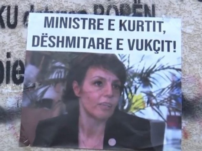 Në rrugët e Prishtinës vendosen posterë kundër Donika Gërvallës
