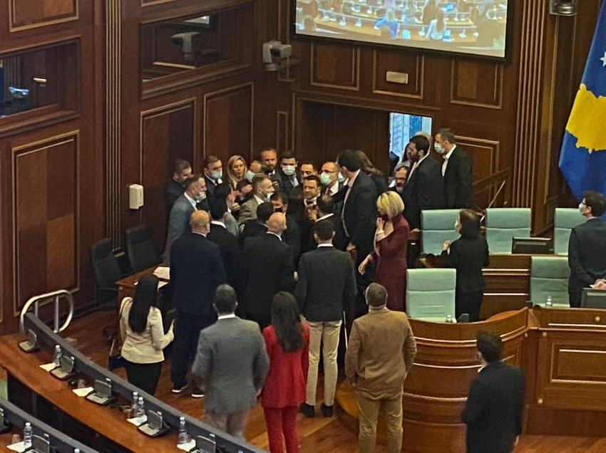Këto janë reagimet e deputetëve të Listës serbe gjatë përleshjes në Kuvend të PDK-së dhe VV-së