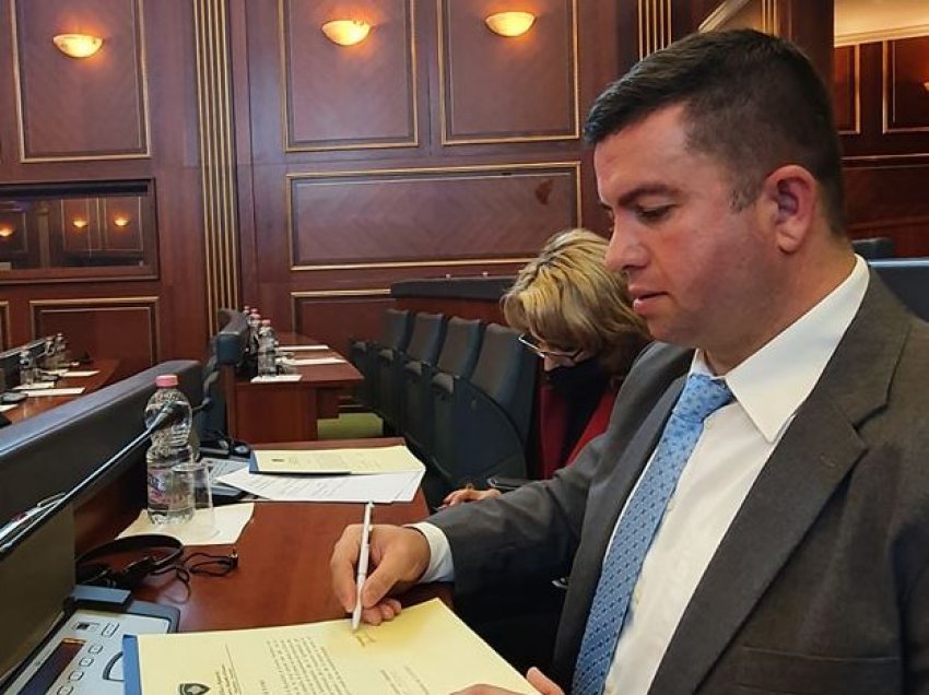 Përplasja në Kuvend, deputeti i VV-së godet keq PDK-në, publikon edhe një foto të Thaçit