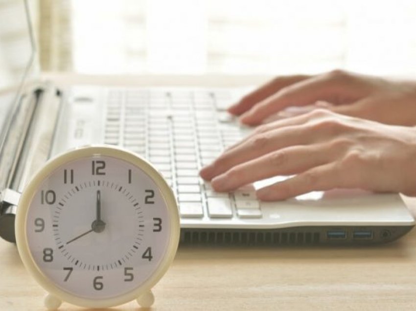 Mëngjes, drekë apo darkë, cili është orari më produktiv për të punuar?