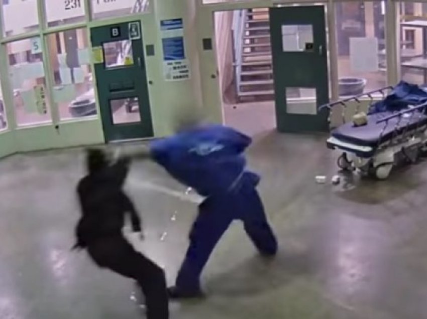 I burgosuri filmohet duke sulmuar brutalisht një police