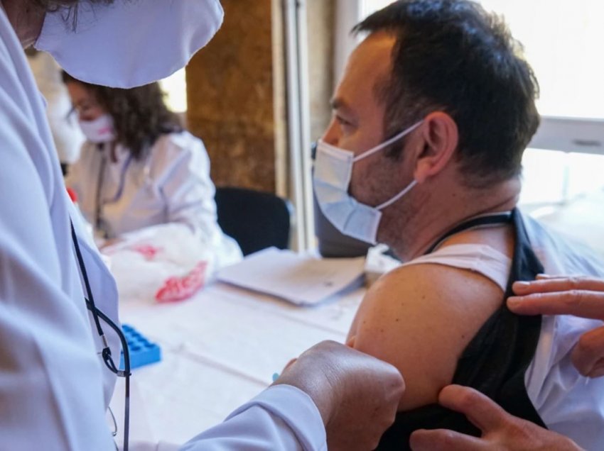 Hezitim i mjekëve për t’u vaksinuar dekurajoi qytetarët 