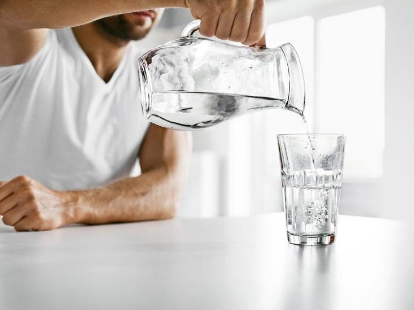 Të mirat e pirjes së ujit me stomakun bosh