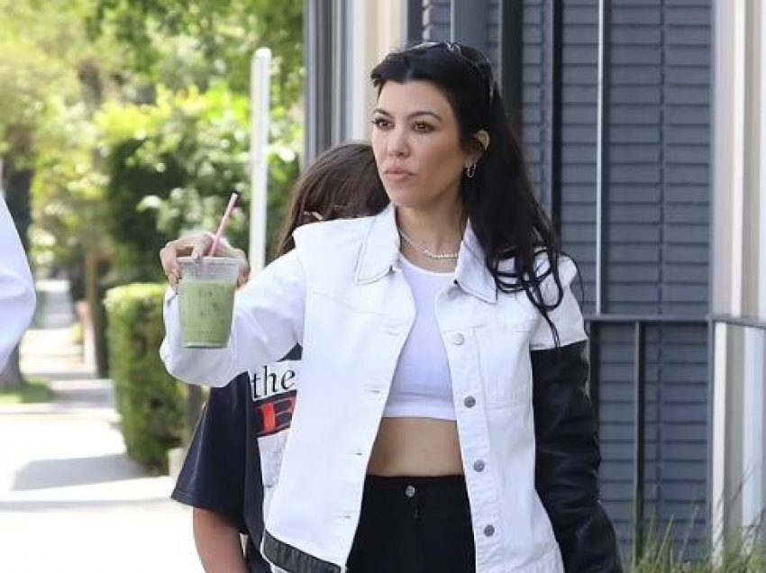 Kourtney Kardashian merr vëmendje me dukjen në daljen e radhës në publik