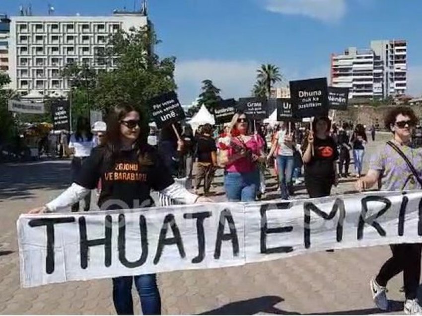 Marshim paqësor i shoqërisë civile në Elbasan në kujtim të grave të vrara