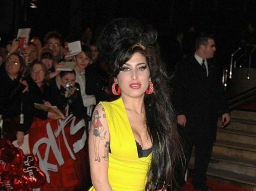 Familja e Amy Winehouse nxjerr rrobat e këngëtares në ankand, por ku do të shkojnë fitimet?