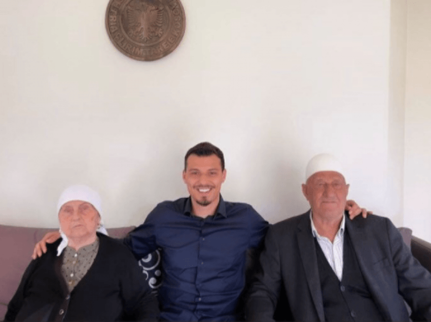 Endrit Thaçi shpërndan fotografi me gjyshërit, uron festën e Bajramit 