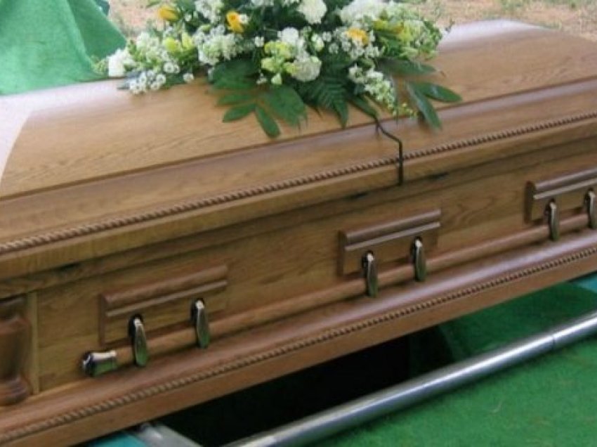 Çmenduri: Gruaja bën prova për funeralin e saj, qëndroi për orë në arkivol dhe shikonte të afërmit që e vajtonin
