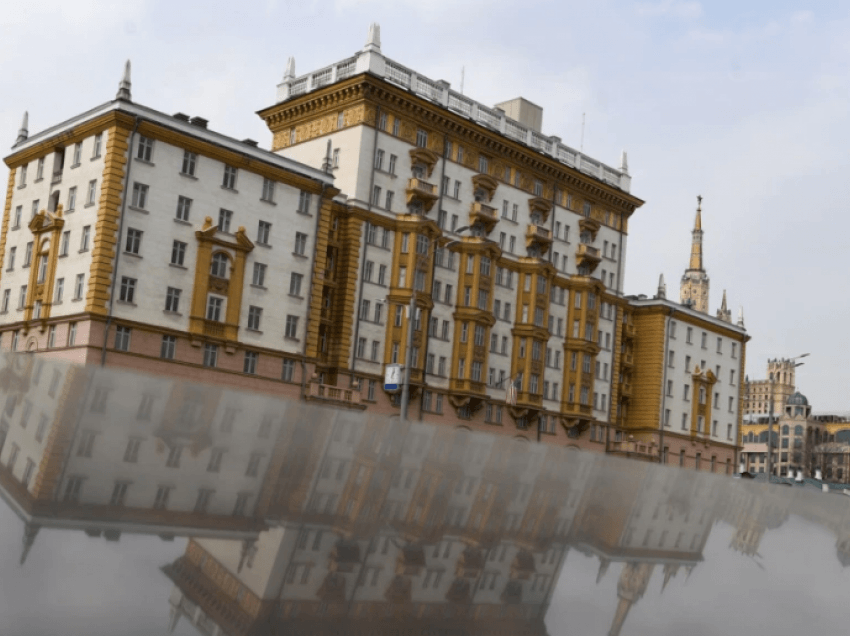 Ambasada amerikane në Moskë rikthen përkohësisht shërbimet