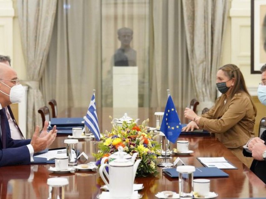 Ministri i jashtëm grek dhe Lajçak flasin për dialogun Kosovë-Serbi