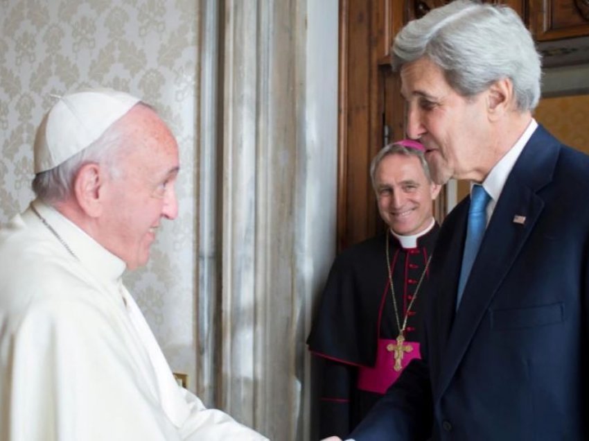 Kerry takohet me Papën lidhur me krizën klimatike