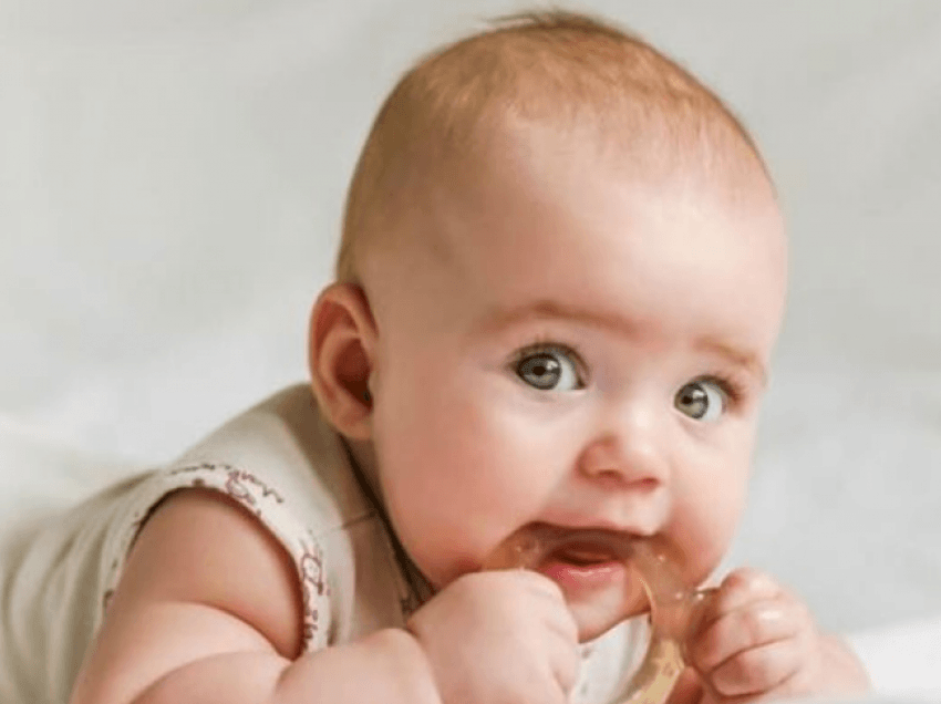 Ushqimet që duhet t’i jepni fëmijës për dhëmbë të fortë