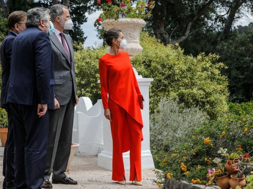 Dozë e vërtetë elegance: Mbretëresha Letizia e veshur në një set ngjyrë portokalli, ngazëlleu kritikët e modës!