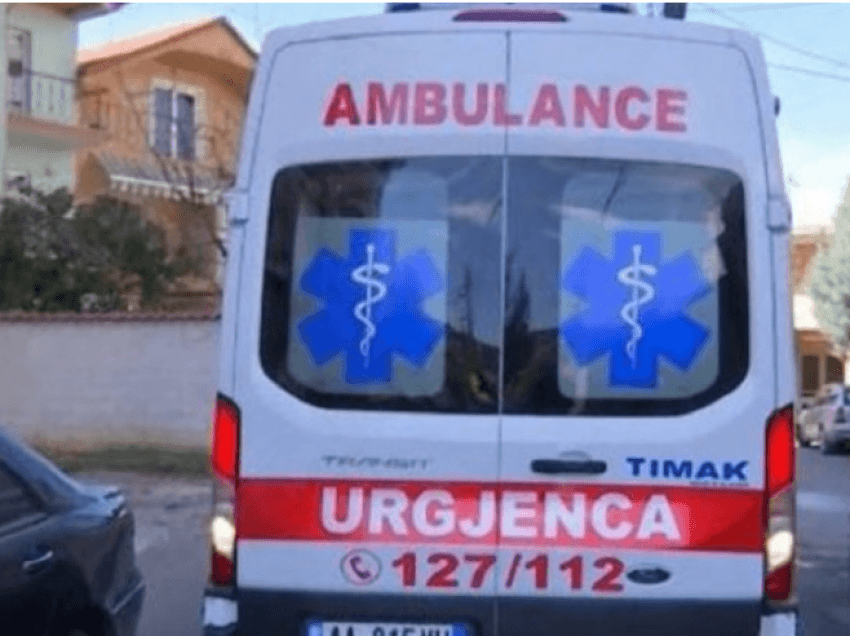 Motori përplaset me kamionin në Tiranë, lëndohet 23-vjeçari