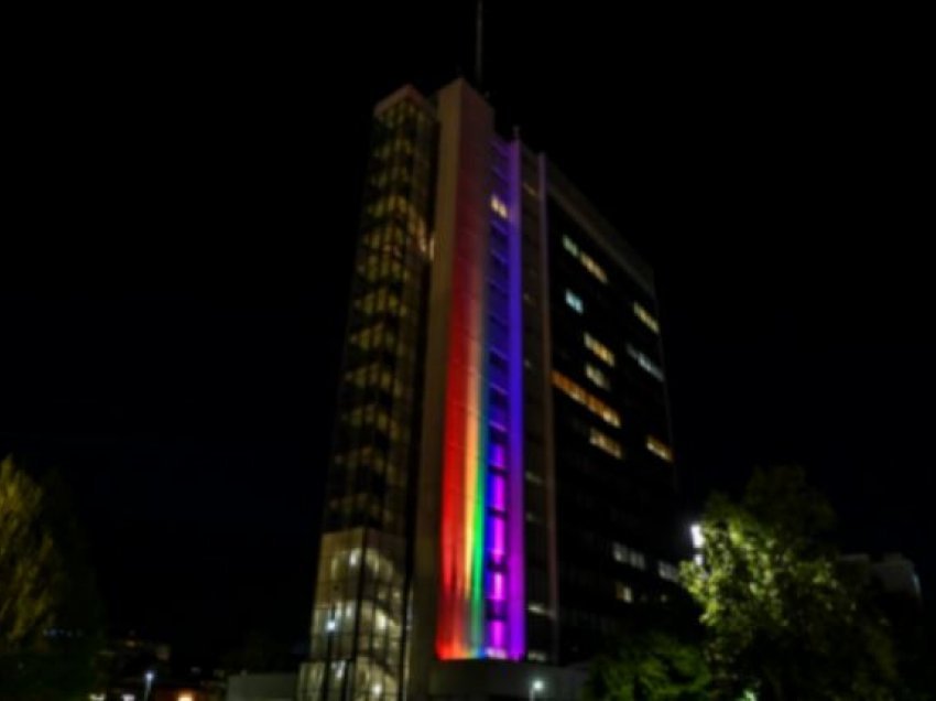 Qeveria ndriçohet me flamurin e LGBT-së, Kurti vjen me mesazh