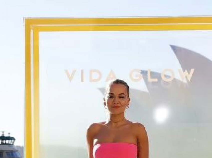 E veshur bukur me ngjyrë rozë, Rita Ora merr pjesë në eventin e ‘Vida Glow’ në Sidnei
