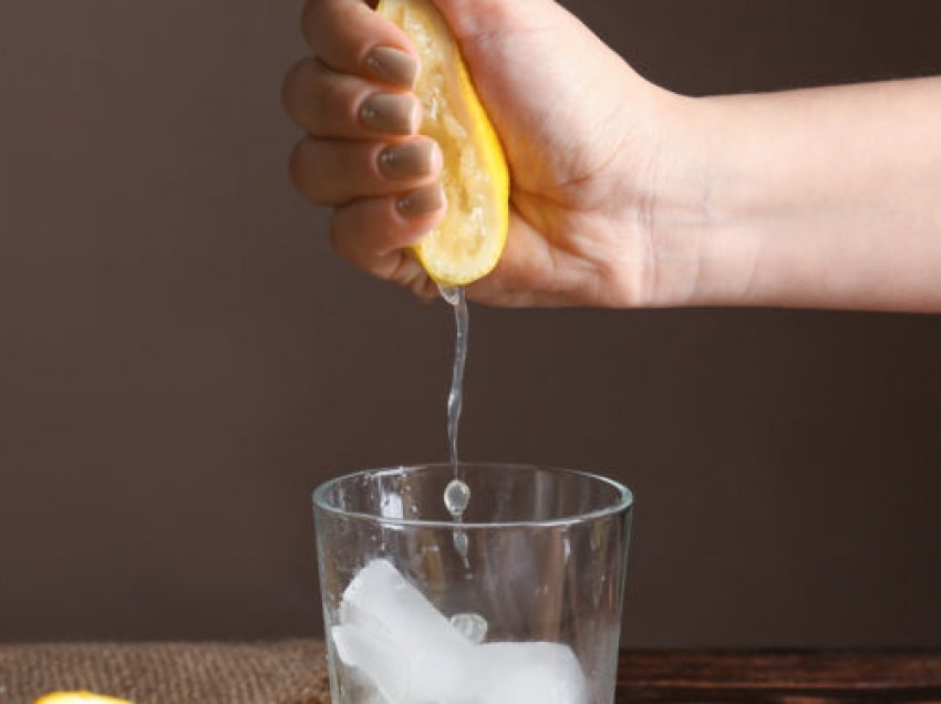 Bëjeni shprehi të pini çdo ditë ujë me limon!