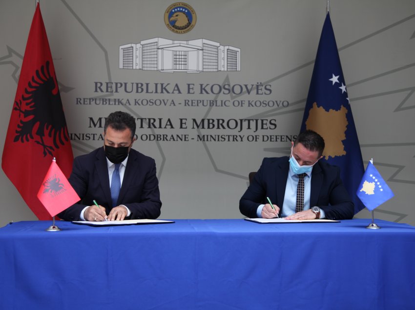 Ministri i Mbrojtjes së Shqipërisë dhe homologu i Kosovës nënshkruan Marrëveshjen e re të bashkëpunimit bilateral në mes të dy ministrive