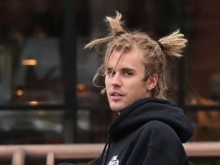Justin Bieber vazhdon daljet në publik me flokët ‘dreadlocks’ edhe pse u akuzua për përvetësim kulturor