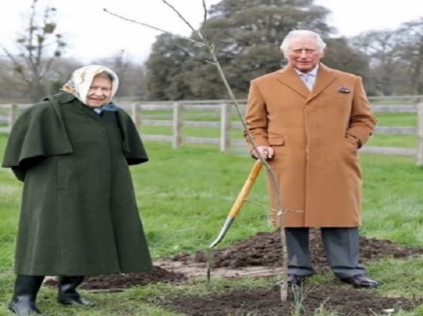 Mbretëresha Elizabeth dhe princi Charles fotografohen me lopatë dhe çizme