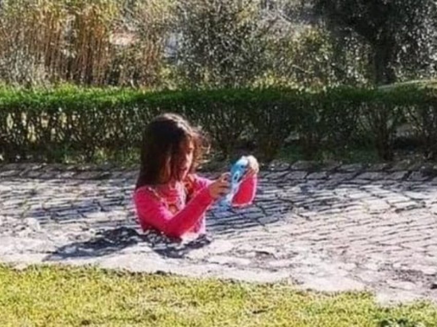 Fotoja e “vajzës së zhytur në çimento” bëhet virale