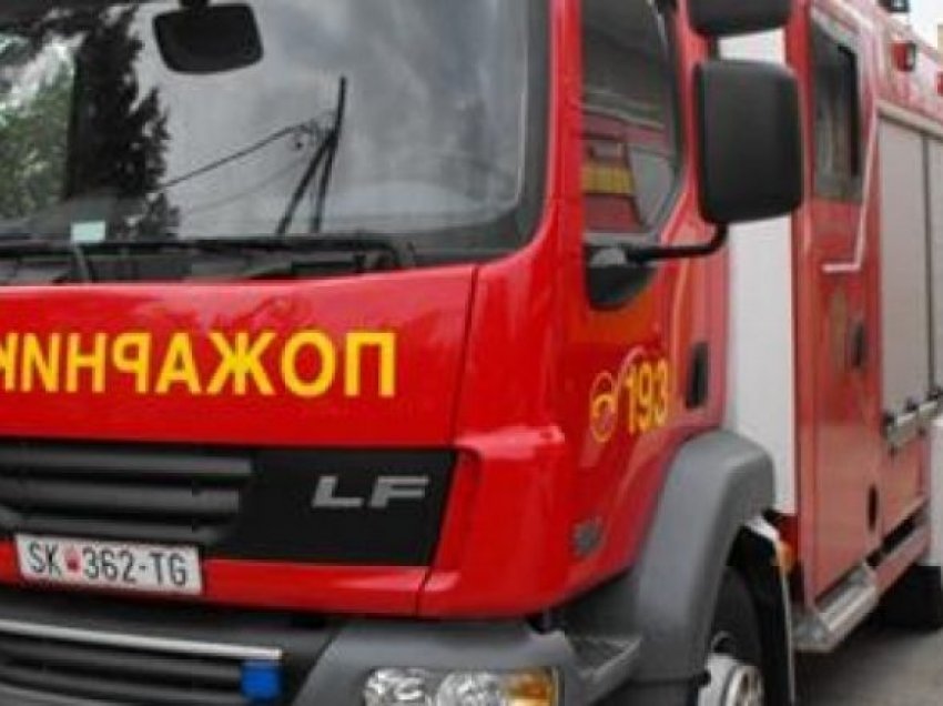 Zjarr në një lokal në Çarshi të Shkupit, zjarrfikësit nuk arrijnë të depërtojnë te vendi
