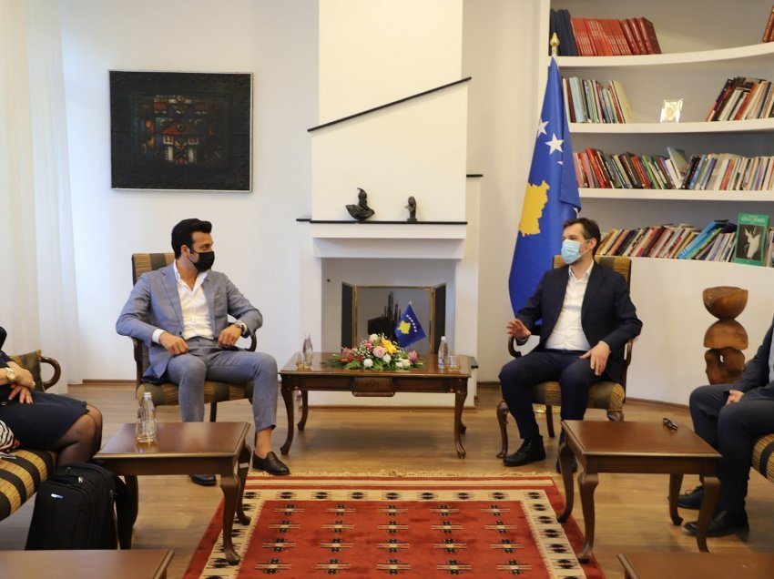 Ministri i Kulturës takohet me tenorin Ramë Lahaj, bisedojnë për artin në Kosovë