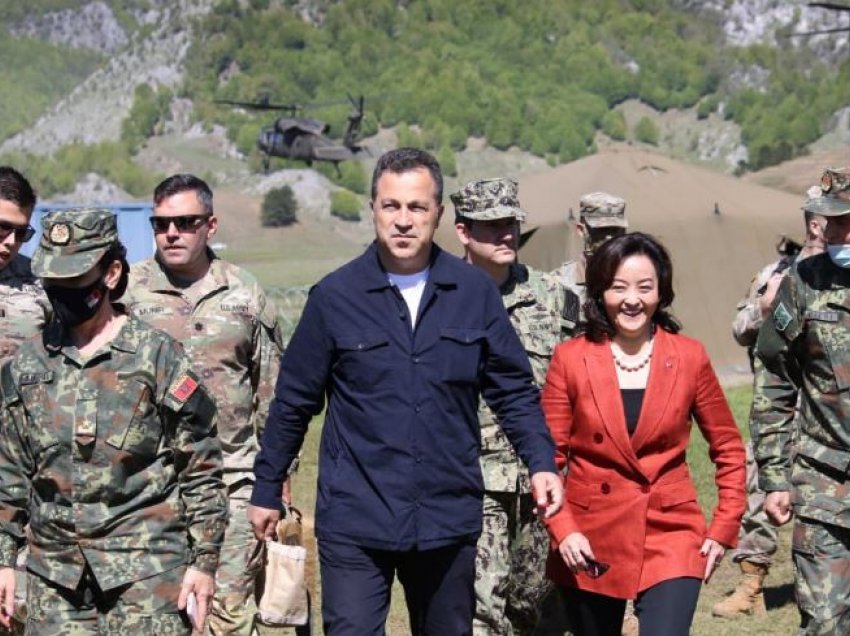 Kim dhe Peleshi ndjekin stërvitjen e trupave amerikane dhe shqiptare në Bizë