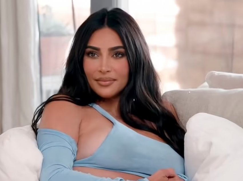 Kim Kardashian gjysëm e zhveshur