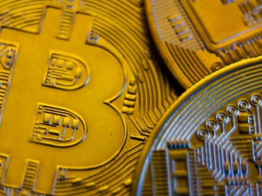 Bitcoin bie përderisa Kina godet kripto-valutave