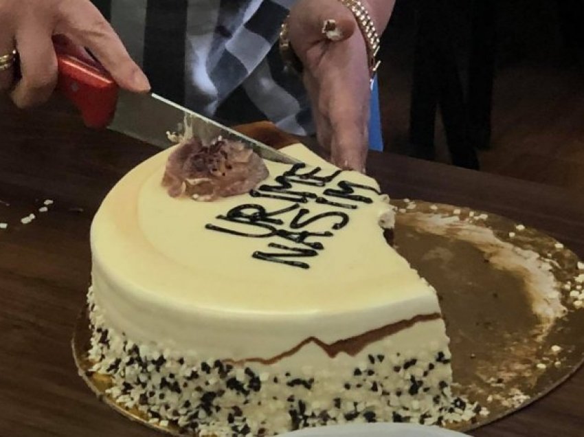 Një tortë për Nasimin, kështu po festojnë veteranët ditëlindjen e njeriut që ndodhet në Hagë 