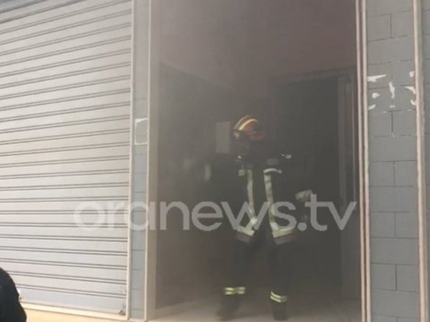Merr flakë linja elektrike në një pallat në Vlorë, zjarrfikëset në vendin e ngjarjes
