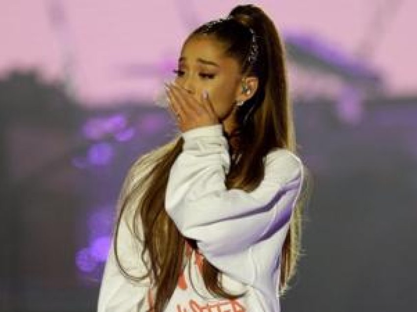 Ariana Grande kujton viktimat e sulmit në koncertin e saj në Manchester