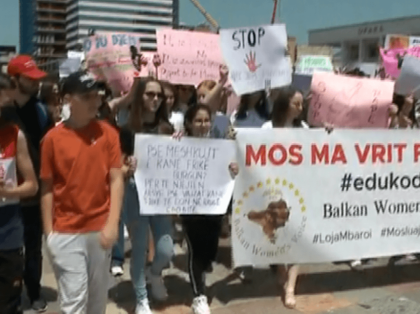“Përdhunues si i shikon në sy fëmijët e tu?”, protestë në sheshin “Skënderbej” kundër abuzimeve seksuale