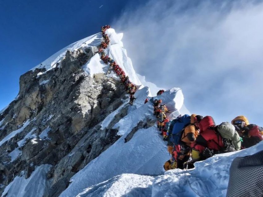 Raportohet për të paktën 100 raste me COVID-19 në Malin Everest