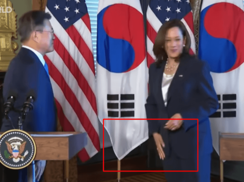 Kamala Harris fshin dorën pasi përshëndetet me presidentin e Koresë së Jugut