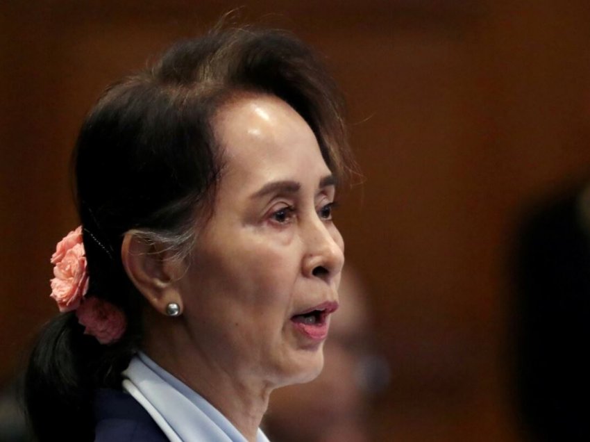 Aung San Suu Kyi del për herë të parë fizikisht para gjykatës
