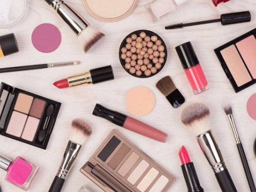Lexoni këto dy arsye se përse 'makeupi' ju shkakton rrudhat në fytyrë
