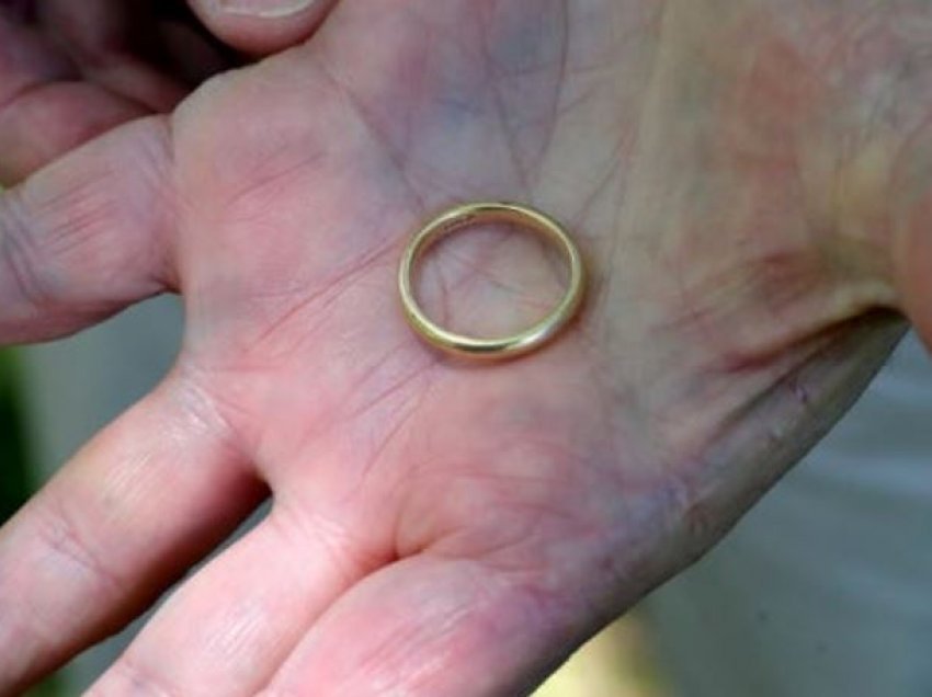 Humbi unazën e martesës në oborrin e shtëpisë, burri e gjen pas 55 vitesh