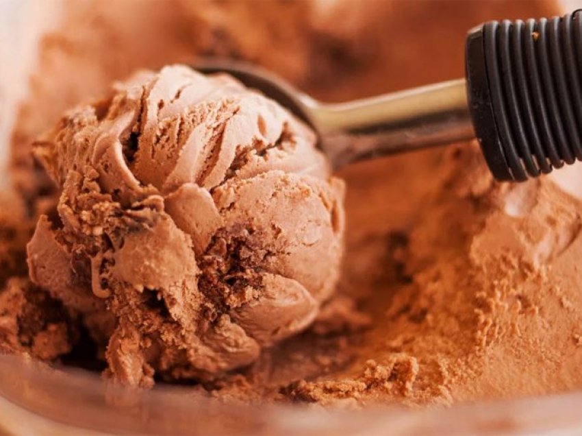 Akullore shtëpie me kakao – Receta e shijshme për ditët e verës